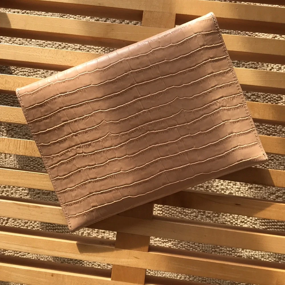 Sezane Clutch Olivette. Beige Crocodile